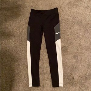 Black and white nike leggings